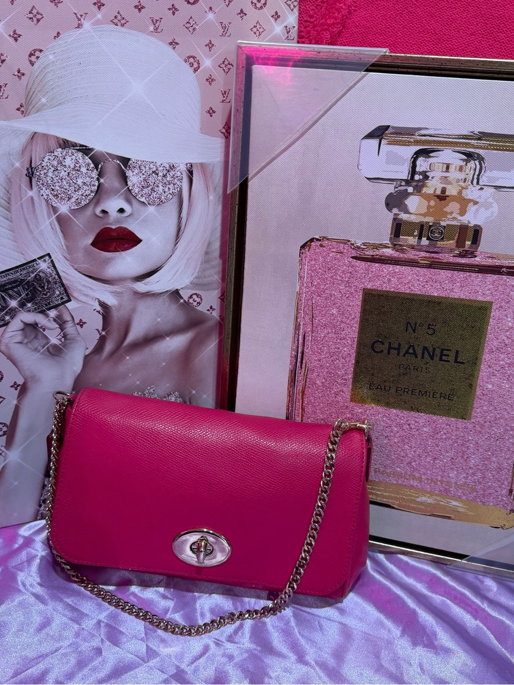 Coach 🩷Women's Hot Pink Chain Shoulder Bag - Classic Turn-Lock Design